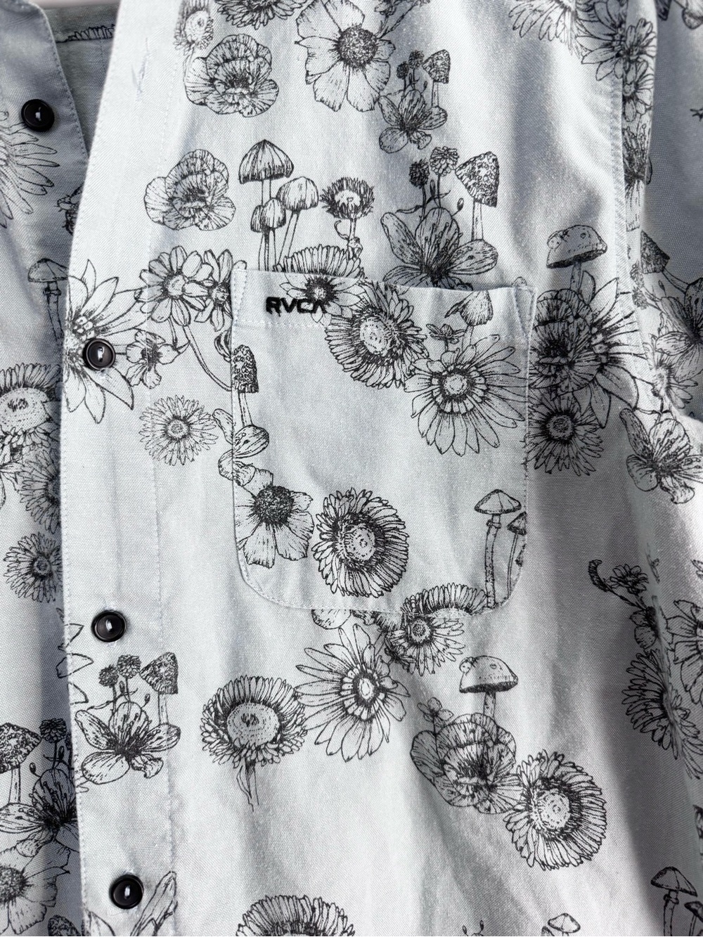 NWOT! Men’s RVCA Pale Blue Short-Sleeve Floral & Mushroom Button-Down Shirt - Picture 3 of 4